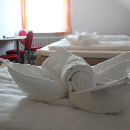 Отель Gastehaus Hubertushof - 24H Check-In Hausen  Экстерьер фото