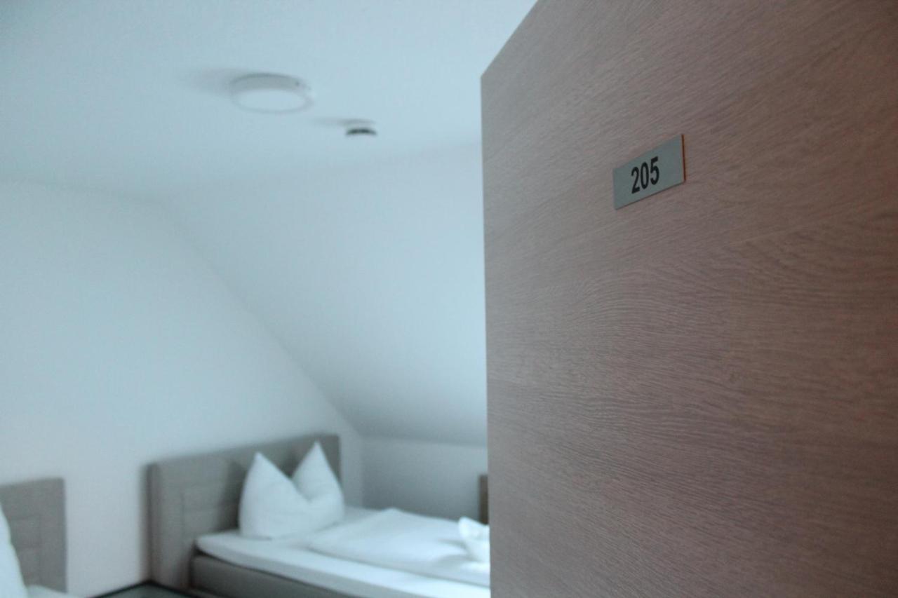 Отель Gastehaus Hubertushof - 24H Check-In Hausen  Экстерьер фото